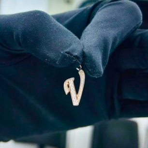Sparkling “V” Alphabet Pendant 