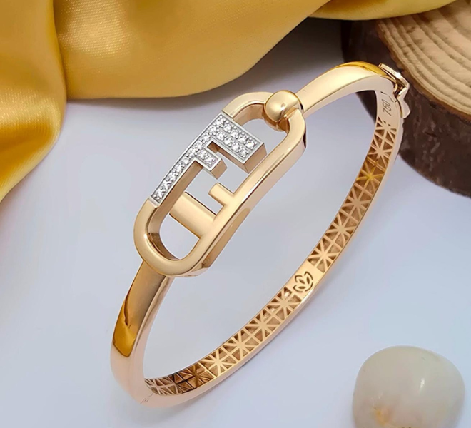 Geometric Link Diamond Accent Kada