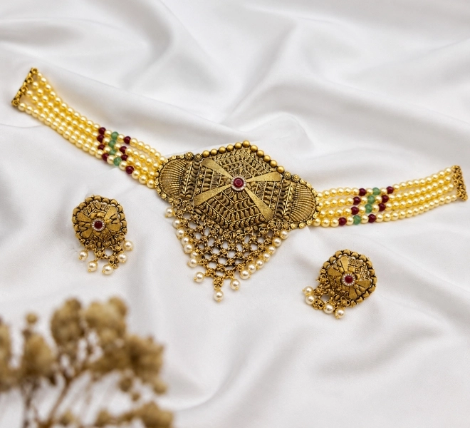 Antique Pearl Cheek Patti Necklace Set with Earrings