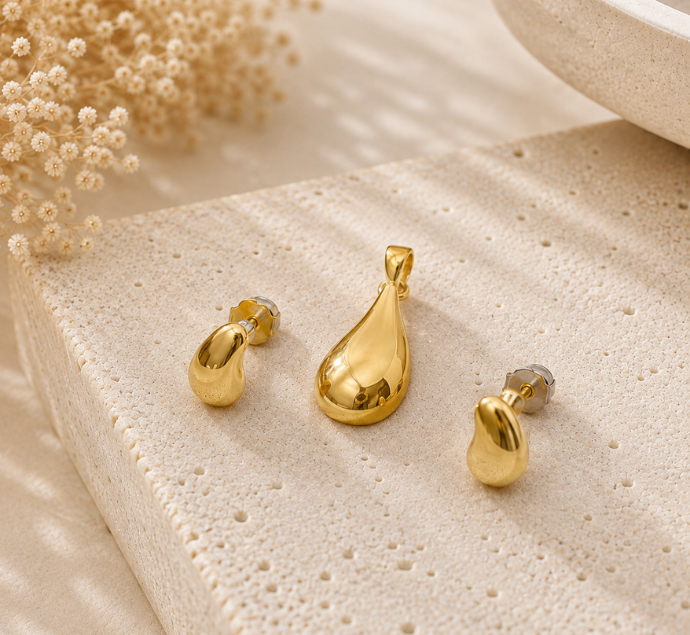 Elegant Teardrop Gold Pendant Set