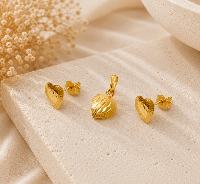 Royal Heart Motif Gold Pendant Set